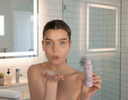 Pourquoi utiliser une poudre nettoyante visage : les bienfaits de la Poudre Florale So’Hibiscus pour une peau purifiée et éclatante